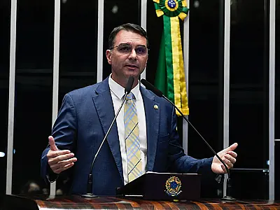 PF conclui que Flávio Bolsonaro cometeu calúnia contra Lula nas redes