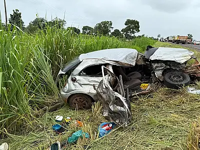 Colisão entre carro e carretas na BR-267 mata criança e deixa quatro pessoas em estado grave