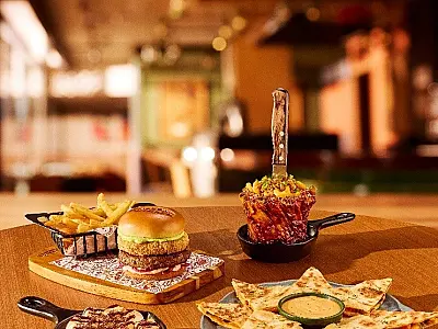 Outback atende pedidos dos consumidores e traz clássicos de volta em campanha com Dani Calabresa