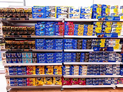 Anvisa manda retirar do mercado glitter alimentar com plástico e lote de chocolate da Lacta