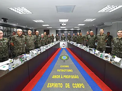 Cúpula do Exército Brasileiro adota postura de aguardo em caso de suposto golpe