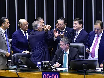 Após três décadas de debates, reforma tributária é aprovada na Câmara