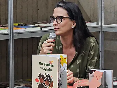 Exemplares impressos do livro Os Sonhos de Ágatha chegam ao Governo do Estado
