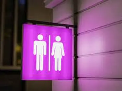 PL no Senado gera controvérsia ao restringir acesso de pessoas trans a banheiros escolares