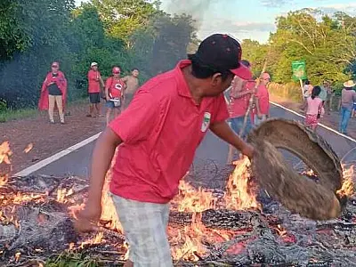 Manifestantes do MST bloqueiam BR-262 e causam trânsito de 2 km em MS