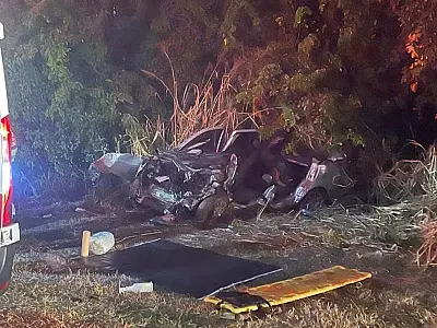 Carro invade pista contrária e colide com caminhão na BR 163