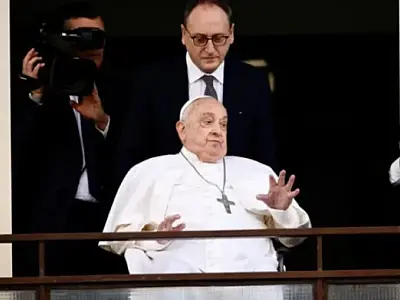 Papa Francisco reaparece em público após internação e agradece fidelidade