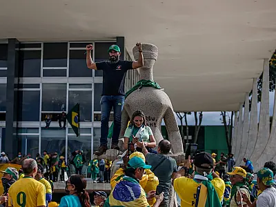 Condenada pelo STF, mulher que pichou estátua "A Justiça" pega 14 anos de prisão