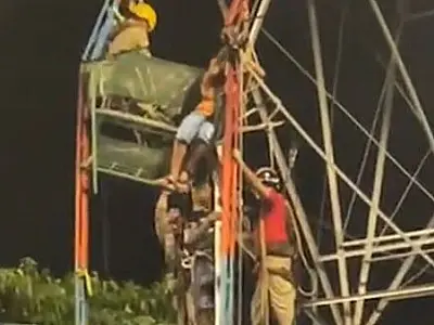 Crianças presas em roda-gigante são salvas por bombeiros após incidente em parque de diversões