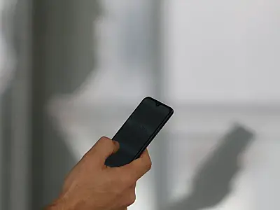 Ex-namorado é preso por divulgar material íntimo da ex em grupo de trabalho