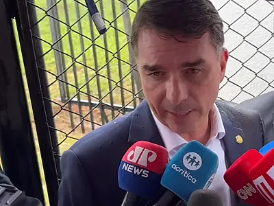 Flávio Bolsonaro visita o pai em Brasília e tenta apaziguar crise familiar e política