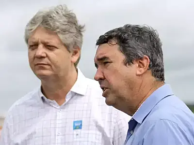 Dezembro marca saída de secretários para abertura de espaço ao grupo de Riedel
