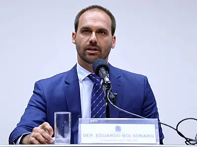 Eduardo Bolsonaro volta a receber salário da Câmara mesmo morando nos EUA