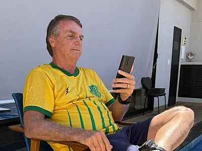 Moraes decreta prisão domiciliar de Bolsonaro