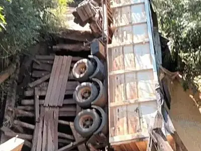 Queda de ponte de madeira em Bonito causa prejuízos com carreta de soja sobrecarregada