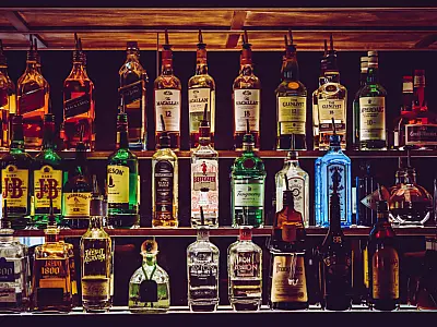 Mercado Livre suspende anúncios de bebidas destiladas durante crise por intoxicação com metanol