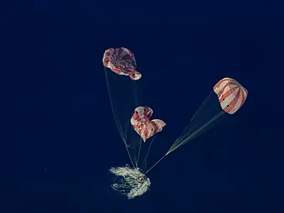 Tripulação da Artemis II pousa em segurança no Oceano Pacífico
