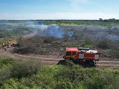 Bombeiros de MS trabalham para conter incêndios no Pantanal e Naviraí