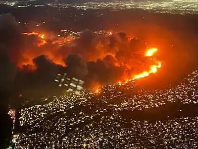 Incêndio em Los Angeles avança para áreas residenciais de famosos e força evacuação