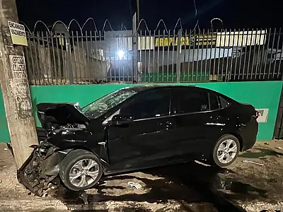 Acidente na Gury Marques deixa família ferida, condutor alega que buracos foram a causa