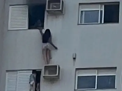 Mulher se pendura em ar-condicionado e salva mãe e filha de incêndio