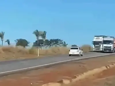 Motorista embriagado e sem CNH dirige na contramão e causa colisão com carreta na BR-364; veja vídeo