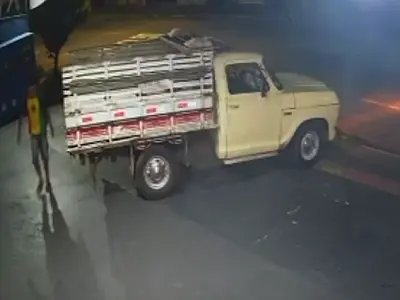 Caminhonete invade loja em furto de R$ 60 mil