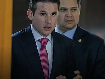 Ausência de Alcolumbre e Hugo Motta na sanção do IR expõe escalada da crise entre Poderes