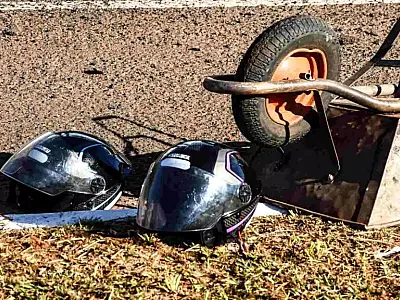 Motociclista atravessa bloqueio de manutenção de estrada e atropela operários em serviço
