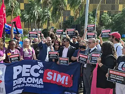 Jornalistas fazem ato contra censura e agressões na Câmara