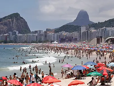 Bebidas destiladas são encontradas enterradas na praia de Copacabana