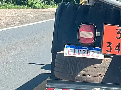 Motorista de caminhão-tanque realiza ultrapassagens perigosas e quase causa acidente na BR-262