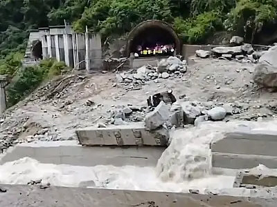 Ponte recém-inaugurada desaba parcialmente na província de Sichuan, na China