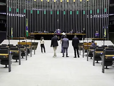 Senado brasileiro adia discussão sobre PEC da Anistia