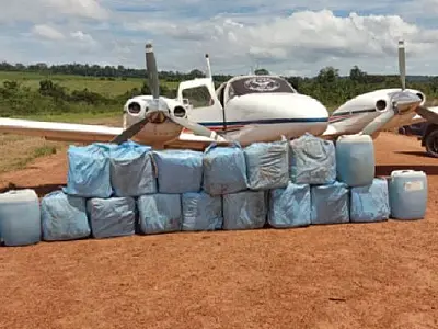 FAB e Polícia Federal interceptam avião com 400 kg de cocaína