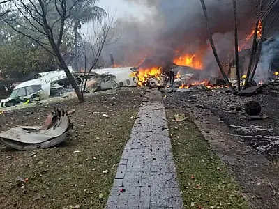 Avião com 62 pessoas cai em área residencial em Vinhedo, SP