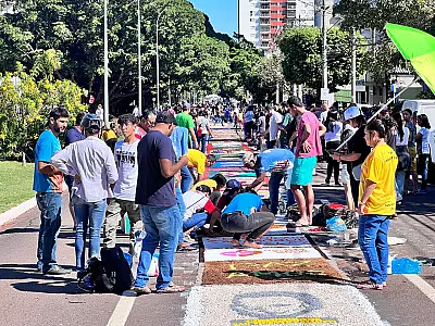 Corpus Christi é celebrado por fiéis com tradicional confecções de tapetes, missa e procissão em CG