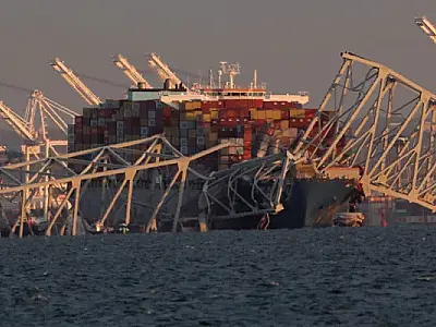 Ponte desaba após colisão com navio; equipes de resgate buscam sobreviventes
