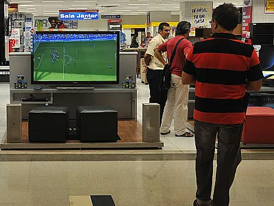 Vendas no comércio recuam 0,1% em junho, 3º mês seguido de queda
