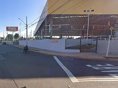 Motorista embriagado bate em poste e esposa tenta assumir culpa do acidente