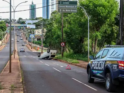 Acidente na Avenida Ceará: motorista capota e abandona veículo