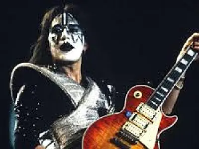 Fundador e guitarrista lendário do Kiss morre após acidente em seu estúdio