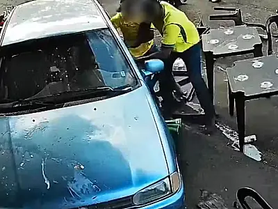 Adolescente perde controle do carro e atropela um grupo de torcedores