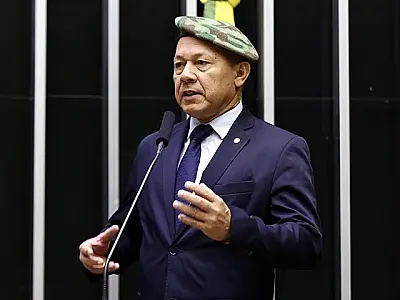 Deputado Coronel Chrisóstomo é acusado de empregar familiares em seu gabinete na Câmara