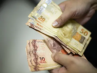 Salário mínimo de R$ 1.412 entra em vigor nesta segunda-feira