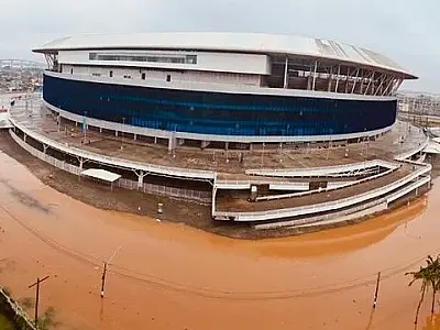 Enchentes catastróficas no RS invadem a Arena do Grêmio e deixam o campo submerso