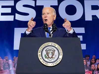 Presidente Biden assume postura de campanha diante da vitória de Trump nas primárias republicanas