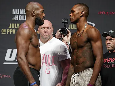 Acabou o conflito? Jon Jones e Adesanya aparecem juntos e sorridentes em vídeo