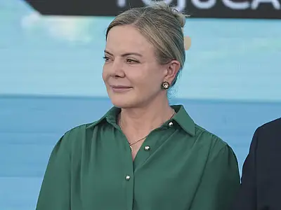 Gleisi afirma que governo Lula rejeitará anistia e defende cassação de Eduardo Bolsonaro