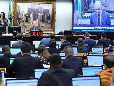Adiada votação de PEC que anistia partidos por não cumprir cotas de gênero e raça